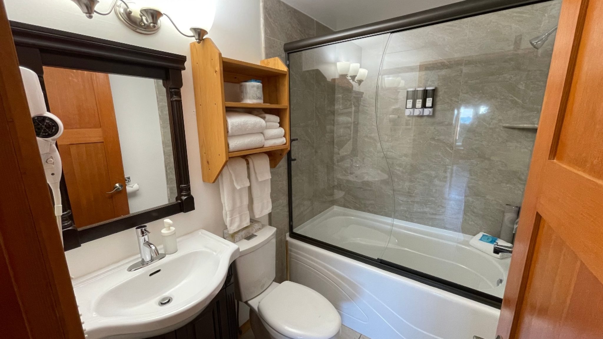 Cabin 18 Bathroom