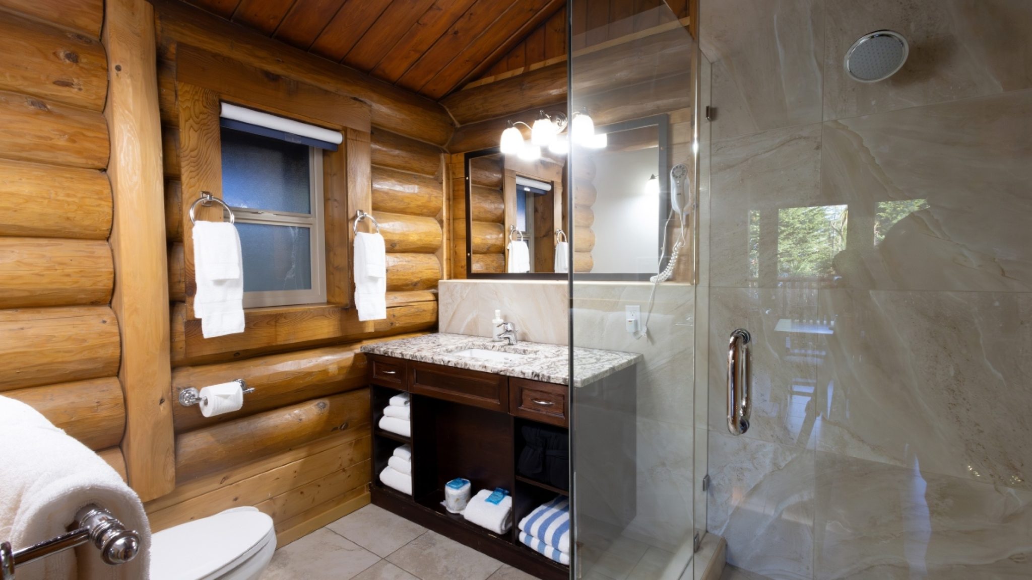 Cabin 7 bathroom_0