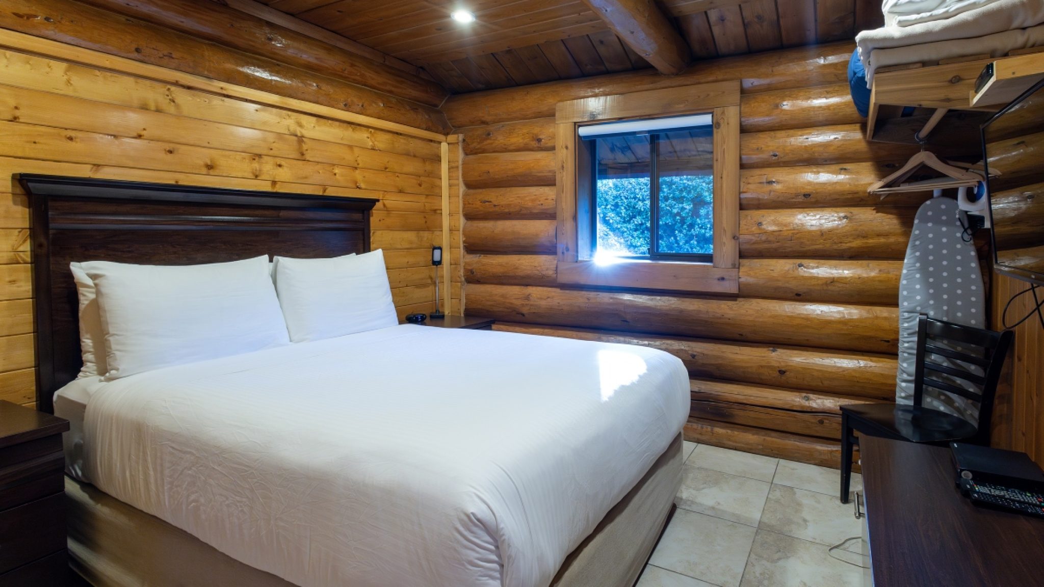 Cabin 7 bedroom (1)