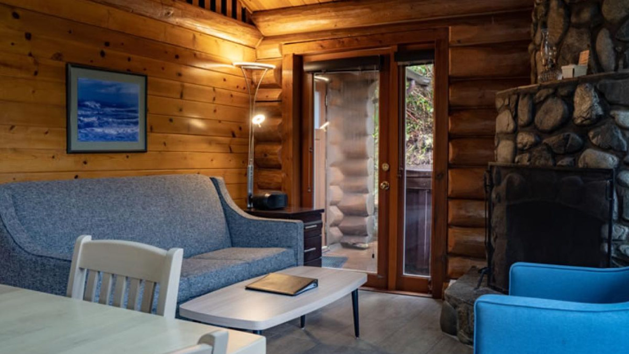 cabin12-living2