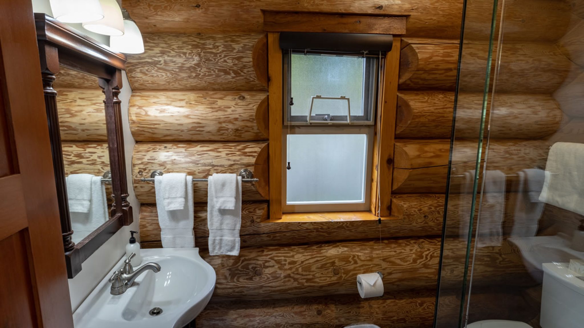 cabin13-bathroom