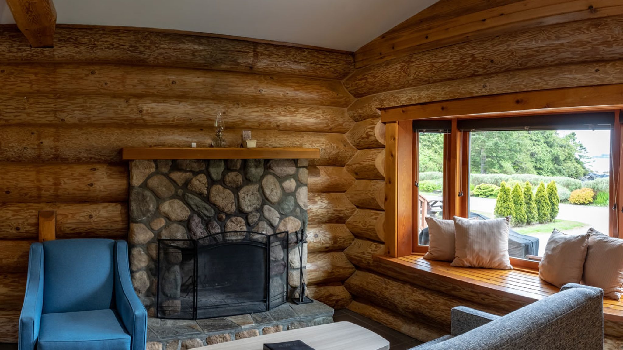 cabin13-living