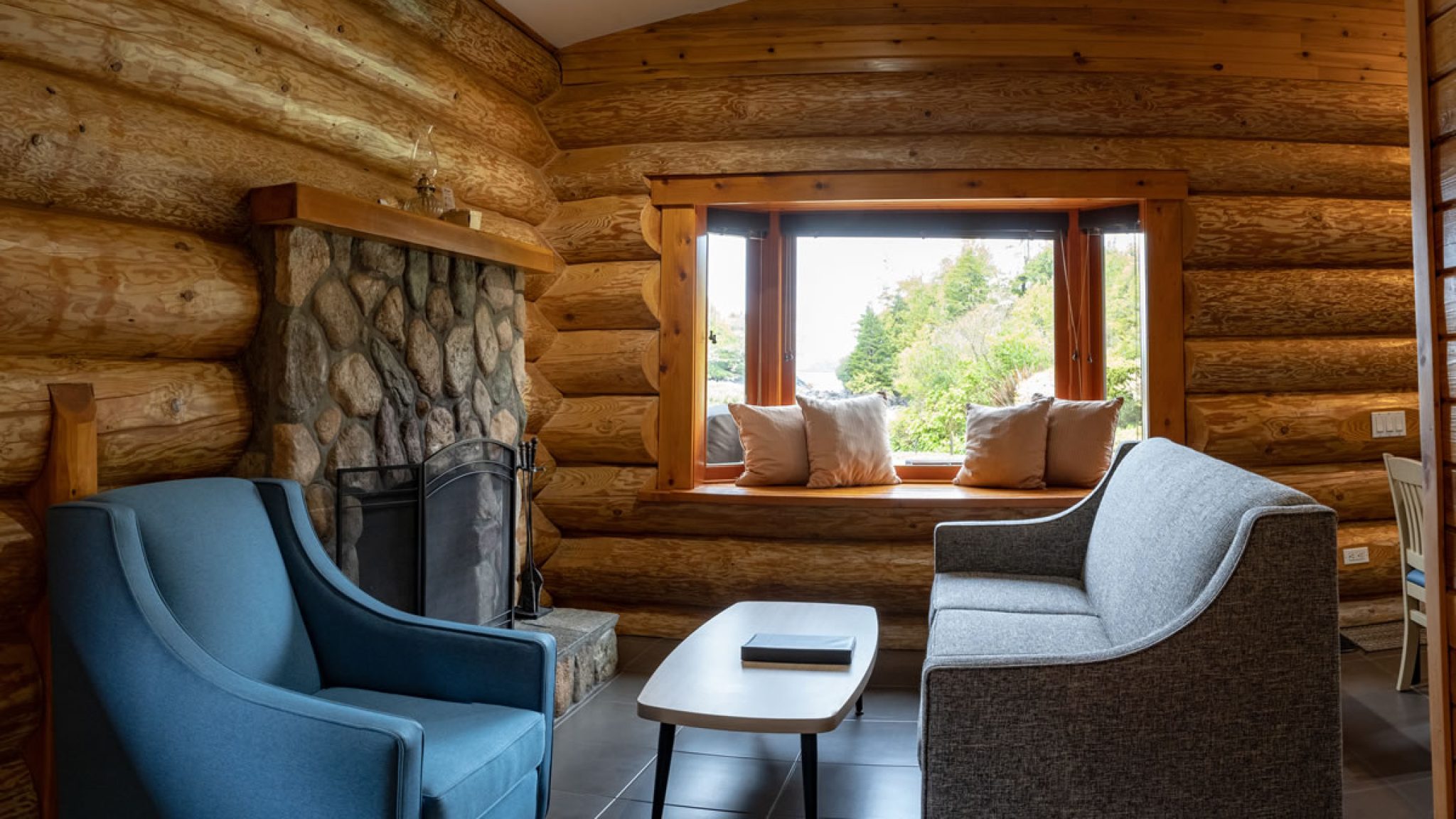 cabin13-living2