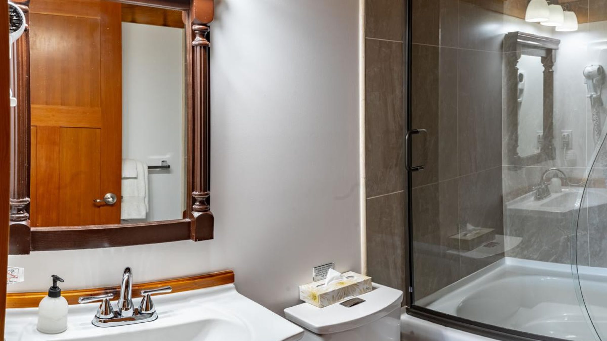 cabin14-bathroom_1