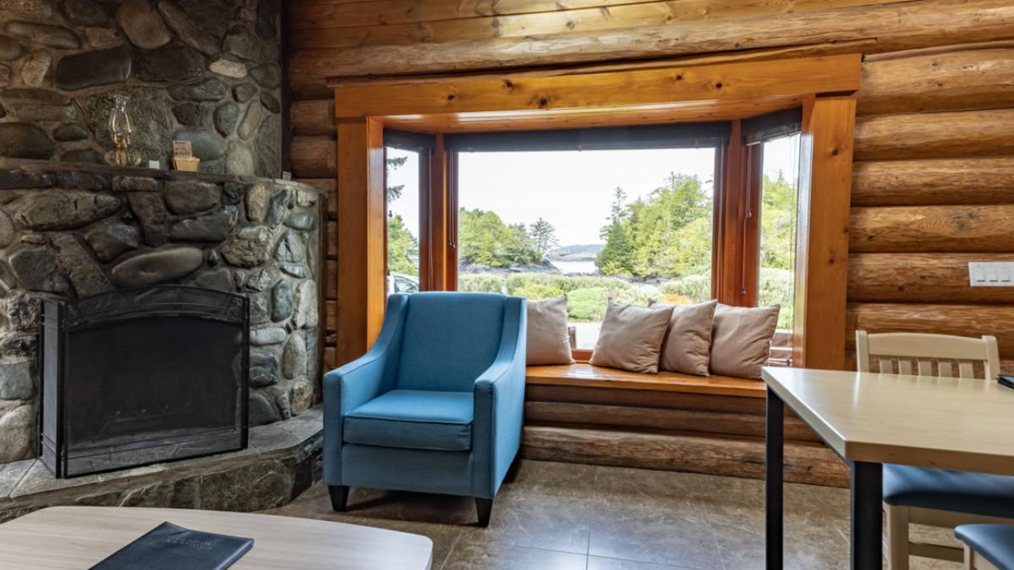 cabin14-living2