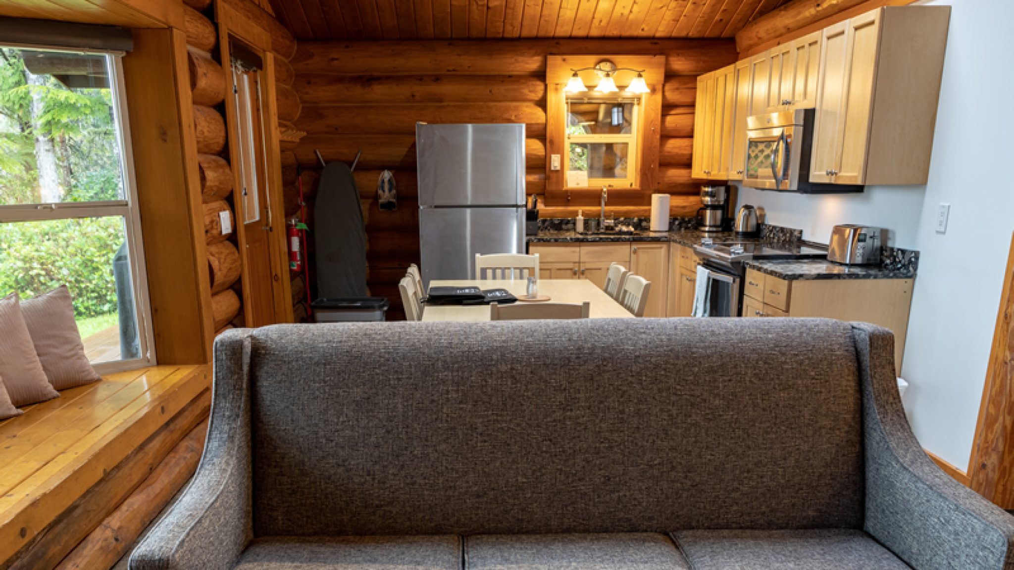 cabin6-living2