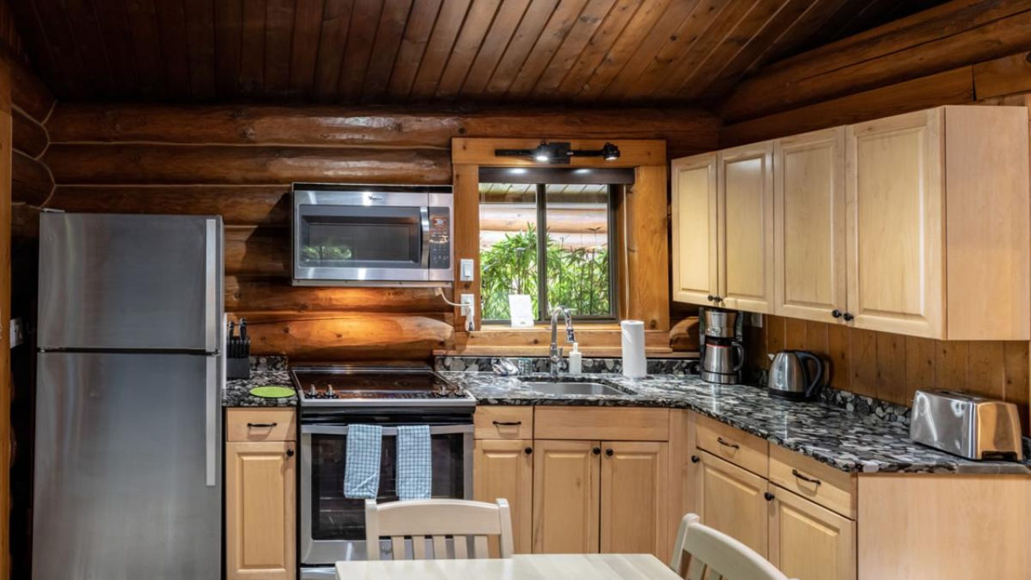 cabin9-kitchen_0