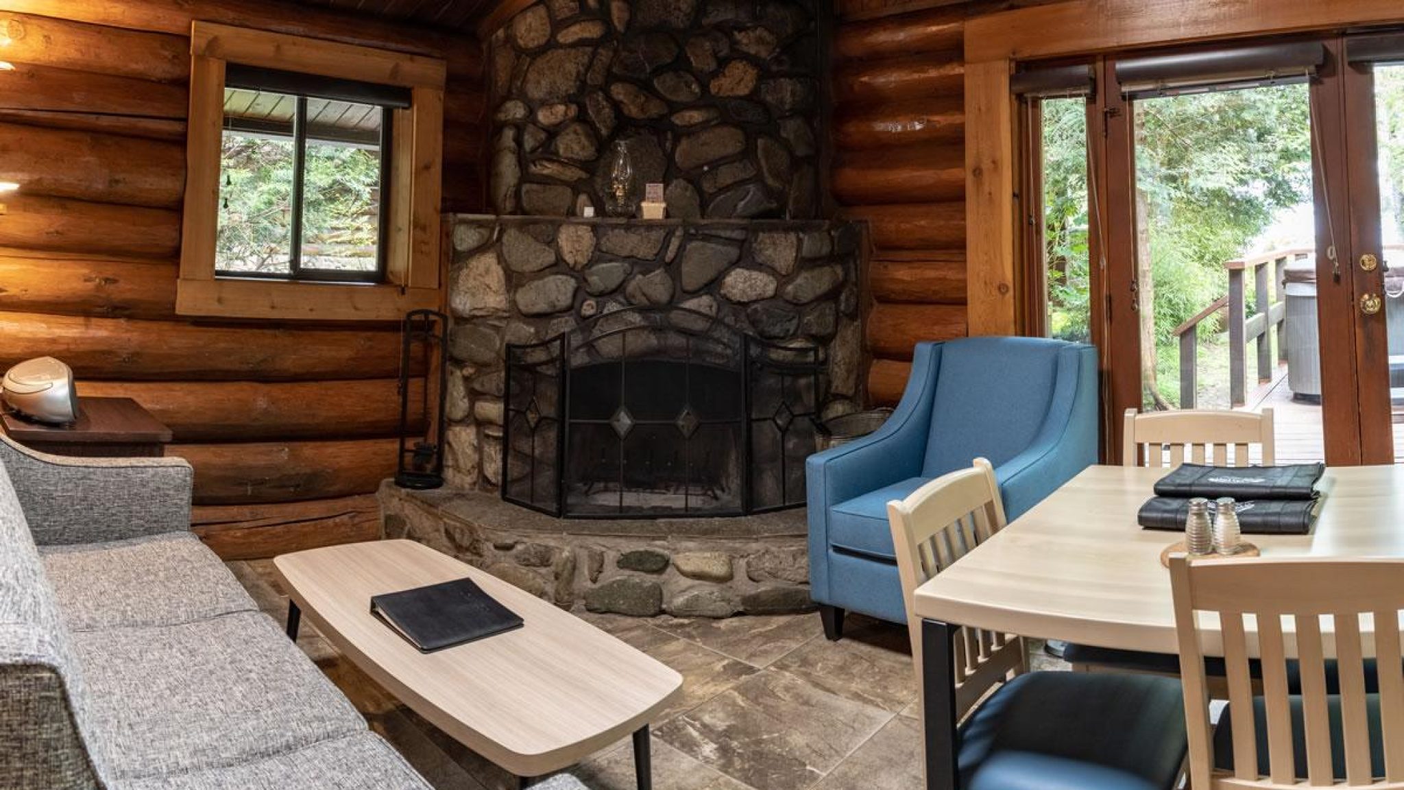 cabin9-living2