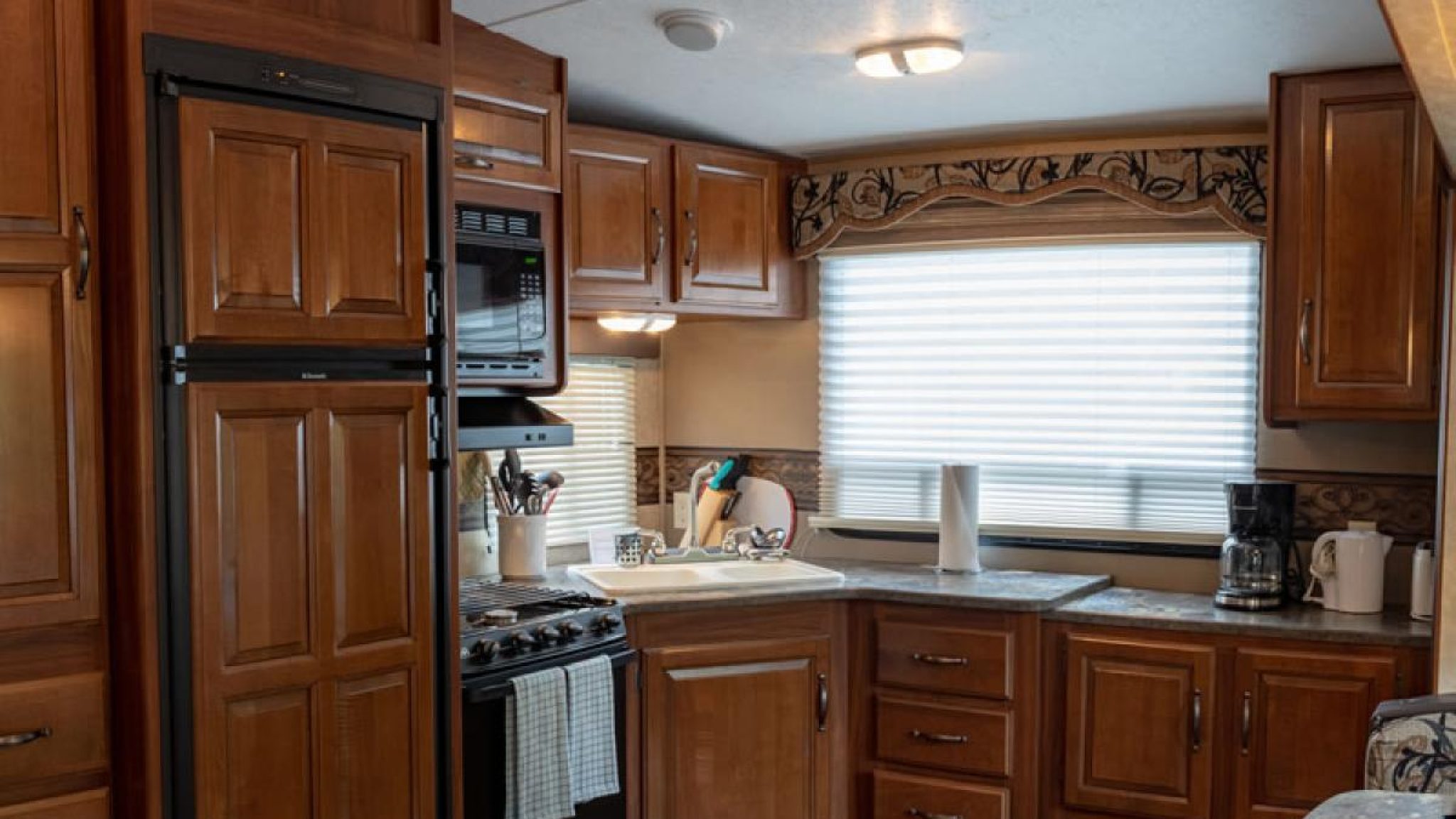rv4-kitchen