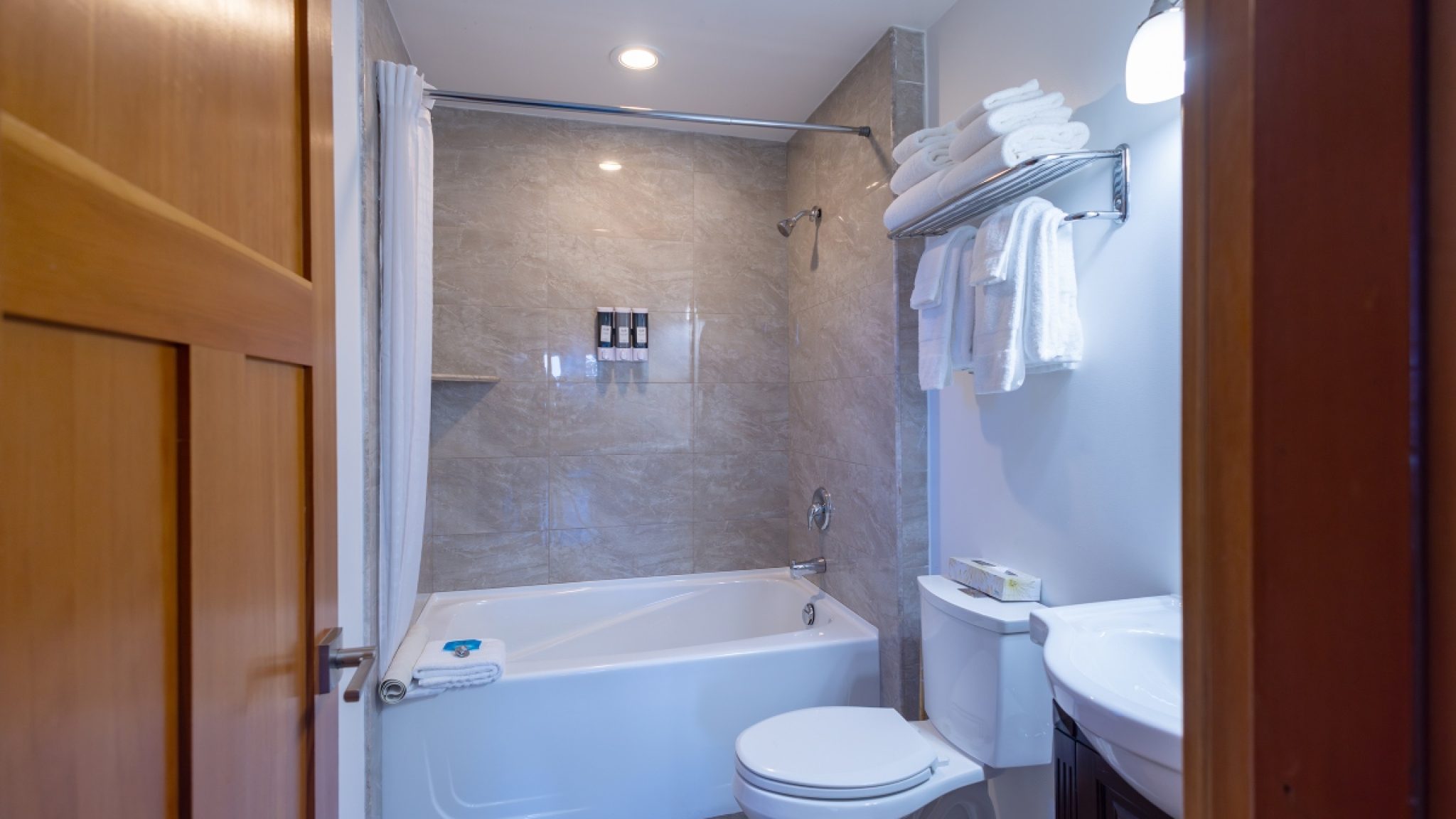 Upstairs bathroom 20s_0